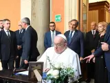 El Papa Francisco acude a la capilla ardiente del expresidente italiano Giorgio Napolitano.