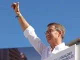 El líder del PP y candidato a la presidencia del Gobierno, Alberto Núñez Feijóo, saluda a la multitud congregada este domingo en la plaza Felipe II de Madrid.