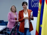 La ministra portavoz del Gobierno y ministra de Política Territorial en funciones, Isabel Rodríguez (d), y la vicepresidenta primera del Gobierno, Nadia Calviño.