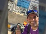 Santiago Sánchez Cogedor se hizo una fotografía en la calle junto a un cuartel militar cuando viajaba a pie a Qatar para ver el mundial.