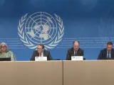 El presidente de la Comisión Internacional Independiente de Investigación sobre Ucrania, Erik Mose, acompañado de los comisionados Pablo de Greiff y Vrinda Grover durante la rueda de prensa.