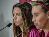 Las jugadoras de la selección española Aitana Bonmatí y Mariona Caldentey ofrecen una rueda de prensa este lunes en Córdoba.