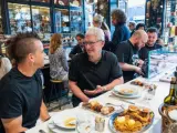 Tim Cook, CEO de Apple, prueba el cocido más caro de España de la mano del chef Dabiz Muñoz