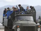 Armenios de Nagorno-Karabaj montan en un cami&oacute;n para evacuar la zona.