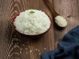 El arroz cocido es uno de los alimentos básicos en muchas cocinas.