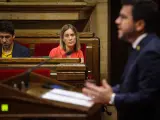 La presidenta de En Comú Podem en el Parlamento escuchando la intervención de Pere Aragonès durante el Debate de Política General.