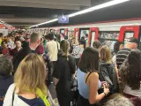 La incidencia en la L1 del metro de Barcelona deja una gran afluencia de personas.