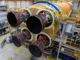Instalación de los cuatro motores RS-25 en el escenario central del cohete del Sistema de Lanzamiento Espacial de la NASA.