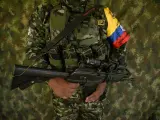 Un guerrillero de la disidencia de las FARC monta guardia mientras en el departamento de Cauca, en agosto de 2023.