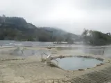 Aguas termales Muiño da Veiga, piscinas en el cauce del río Miño en Ourense, España.