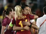 Alexia Putellas y Montse Tom&eacute; se abrazan tras el partido ante Suiza.