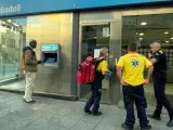 La Policía Local de Blanes y los efectivos médicos al exterior de la sucursal bancaria atracada.