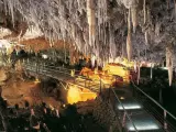 Entre los municipios de Herrerías, Valdáliga y Rionansa, al sur de Cantabria, se encuentra la Cueva de El Soplao, una de las cavidades más impresionantes del país. Es considerada una cueva única en el mundo por la cantidad de formaciones rocosas que alberga en su interior.
