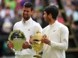 Djokovic y Alcaraz charlan tras la final del torneo de Wimbledon.