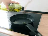 El aceite que nunca deberías usar para freír alimentos y que en ningún caso sustituye al de oliva en la cocina