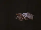 Recurso de persona sosteniendo un smartphone entre sus manos