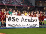 Las jugadoras de la selección española, junto a las suizas, con el lema 'Se acabó'.
