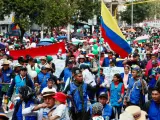 Manifestantes colombianos participan en la marcha 'Por la paz, por la vida, por la justicia social' convocada por el presidente Gustavo Petro.