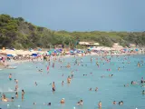 Varias personas se bañan en la playa de Ses Salines, Ibiza, a 11 de julio de 2023.