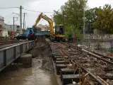 Trabajos de limpieza de las vías del tren de los escombros ocasionados por la tormenta Elías, en Volos, Grecia.