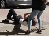 La agresora golpeó y empujó contra un coche a la víctima para después arrastrarla del pelo.