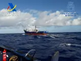 Agentes de la Policía Nacional, en una operación conjunta con la Policía Judiciaria de Portugal y Vigilancia Aduanera de la Agencia Tributaria, interviniendo un pesquero sin pabellón en aguas próximas a Cabo Verde