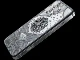 El iPhone 15 fabricado en plata y cristales de Swarovski