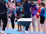 Momento en el que niegan la medalla a la joven atleta negra en la entrega de medallas.