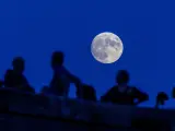 La primera luna llena del otoño, conocida en América del Norte como la 'Luna de la Cosecha' se asoma en Zaragoza sobre el Puente de Piedra.