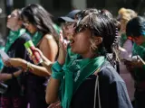 Una mujer participa en una manifestación por el derecho al aborto durante el Día por la Despenalización del Aborto, en la Ciudad de México, el jueves 28 de septiembre de 2023.