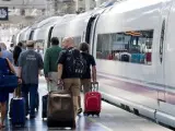 Un grupo de viajeros a punto de subir en un tren AVE de Renfe.