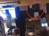 La alumna lanzó la silla metálica contra la cabeza de la profesora.