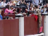 El diestro Julián López 'El Juli' brinda la faena de su penúltimo toro en Madrid, el primero de su lote, a la presidenta de la Comunidad, Isabel Díaz Ayuso.