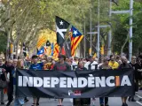 Unos 250 manifestantes han secundado la protesta de los CDR por el sexto aniversario del 1-O, encabezada por una pancarta que reza 'Independencia'.