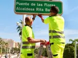 Operarios del Ayuntamiento de València instalan el cartel del 'Puente de las Flores-Rita Barberá' AYUNTAMIENTO DE VALÈNCIA 28/9/2023