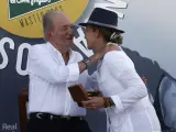 El rey Juan Carlos I entrega a la infanta Elena el trofeo de tercera clasificada como tripulante del Erica, este domingo en Sanxenxo.