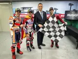 Márquez, Martín y Bagnaia posan con la bandera a cuadros que no pudieron ver en Motegi.