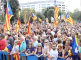 Miles de personas han asistido este domingo al acto unitario del 1-O en plaza Cataluña.