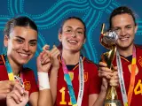 Misa Rodríguez, Alexia Putellas e Irene Paredes posan con sus medallas de campeonas del mundo en una foto grupal.