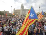 La Plaza de Cataluña, llena de manifestantes en el sexto aniversario del referéndum del 1-O.