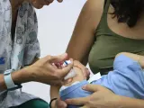 Un bebé recibe el anticuerpo contra el virus respiratorio sincicial (VRS).
