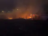 Bomberos controlan a tiempo un incendio en unas chabolas al lado del barrio de La Fortuna en Leganés
