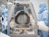 Los miembros del equipo de conservación de la NASA junto con los especialistas en recuperación de Lockheed Martin observan después de retirar con éxito la tapa del recipiente de retorno de muestras. NASA/ROBERT MARKOWITZ 02/10/2023