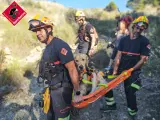 Los bomberos de Alicante rescatan al perro "cansado y con dolor" tras una ruta por la Serra Gelada.