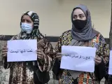 Mujeres afganas sostienen mensajes pidiendo que se libere a las activistas detenidas el pasado 30 de septiembre.
