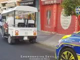 Policía Local multando un tuk tuk en Sevilla