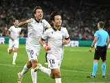 Oyarzabal y Kubo celebran el primer gol de la Real Sociedad ante el Salzburgo.