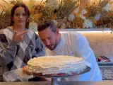 Rosalía se convierte en una repostera de primera: así es la tarta de cumpleaños que ha elaborado con pastelero francés Cedric Grolet