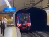 Dos jovenes 'viajan' colgados en la parte trasera exterior del metro Bilbao en Madrid