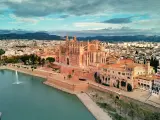 Palma de Mallorca y su catedral a vista de dron.